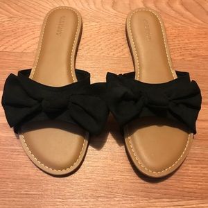 Flat bow sandals.  Size 8 brand new.